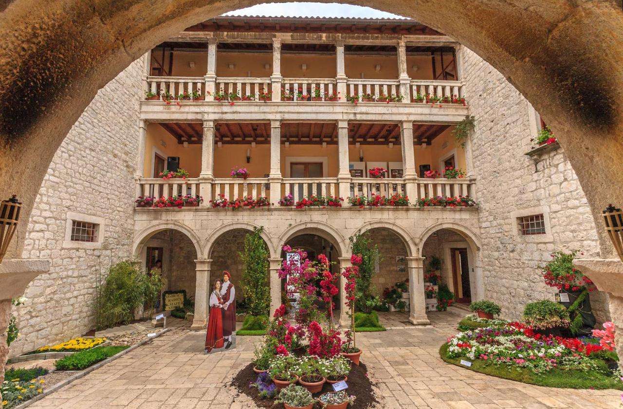 Villa Elysium - Beautiful Family House With Heated Pool Kastela Dış mekan fotoğraf