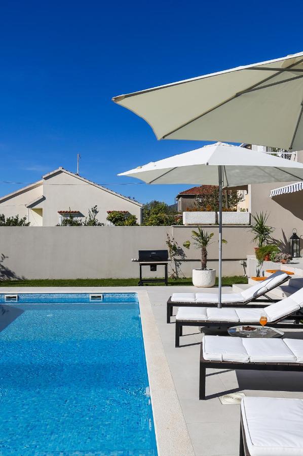 Villa Elysium - Beautiful Family House With Heated Pool Kastela Dış mekan fotoğraf