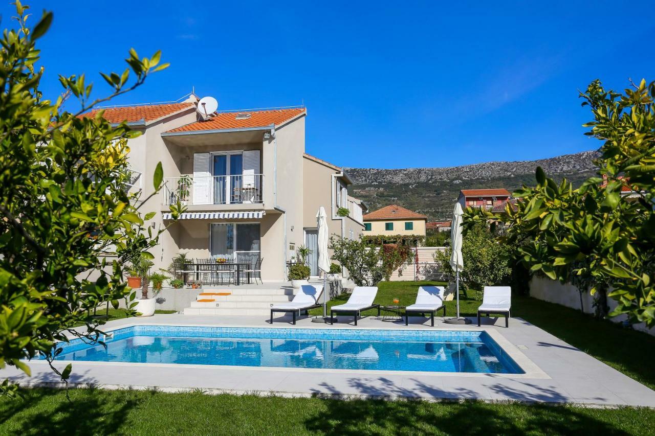 Villa Elysium - Beautiful Family House With Heated Pool Kastela Dış mekan fotoğraf