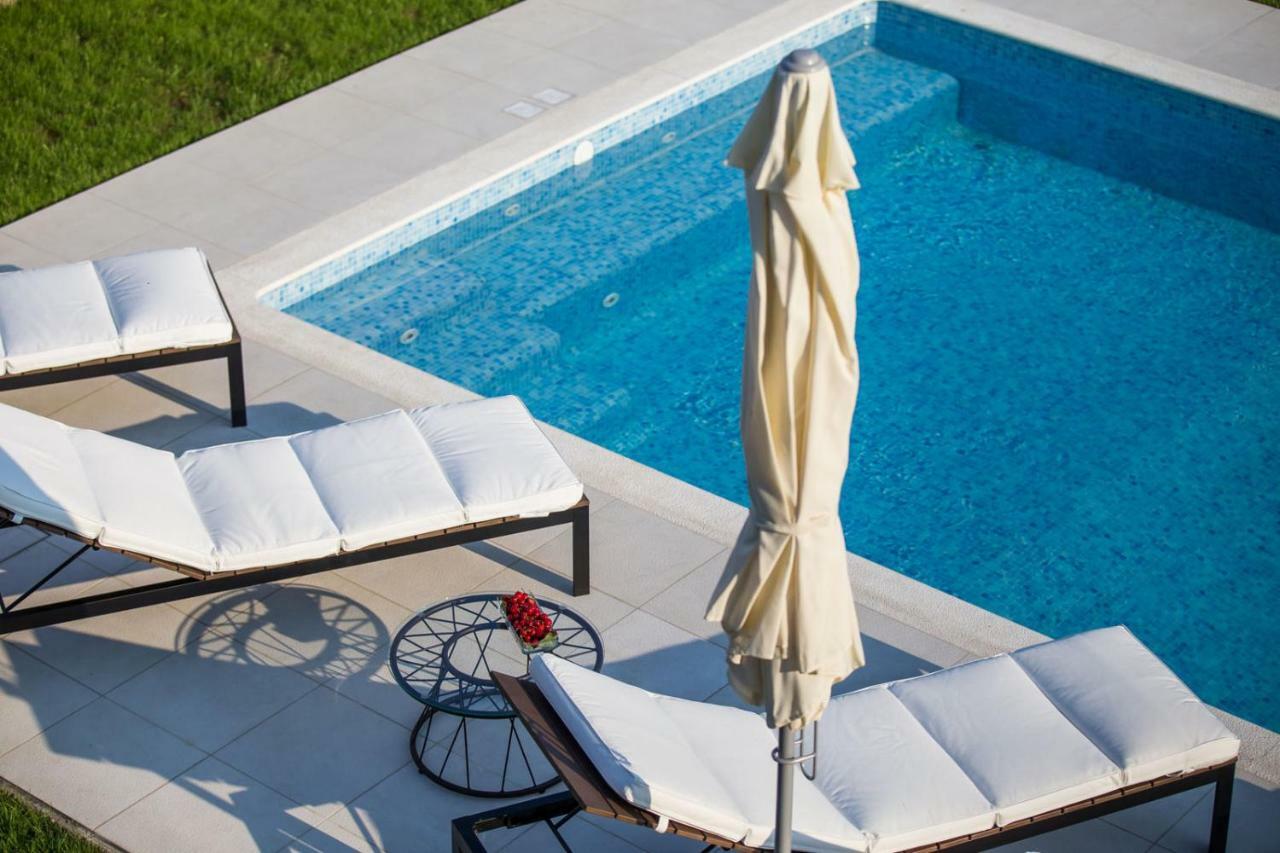 Villa Elysium - Beautiful Family House With Heated Pool Kastela Dış mekan fotoğraf